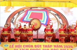 Lễ hội chùa Bút Tháp (Bắc Ninh) thu hút đông đảo người dân tham dự
