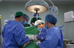 Cứu sống nam thanh niên bị đinh kim loại xuyên qua ổ bụng