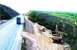 Tăng tốc thi công cao tốc Cam Lộ - La Sơn giữa thời tiết bất lợi