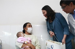 Phó Chủ tịch nước Võ Thị Ánh Xuân thăm, tặng quà bệnh nhi tại TP Hồ Chí Minh