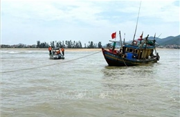 Cứu hộ và lai dắt thành công tàu cá gặp nạn tại cửa Lạch Cờn