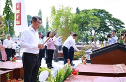 Thủ tướng dâng hương tưởng niệm các Anh hùng liệt sĩ thành phố Cần Thơ