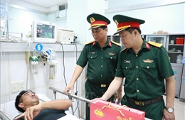 Tiếp nhận và chăm sóc y tế kịp thời các thuyền viên gặp nạn trên biển Bạch Long Vĩ