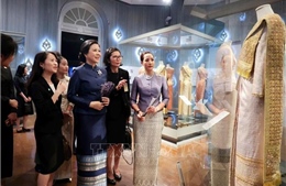 Phu nhân Ngô Phương Ly mặc trang phục truyền thống Thái Lan, thăm bảo tàng tại Bangkok