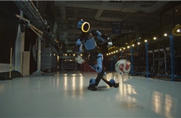 Robot hình người trình diễn kỹ thuật đá bóng chuyên nghiệp