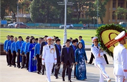 Đoàn đại biểu Công đoàn Việt Nam vào Lăng viếng Chủ tịch Hồ Chí Minh 