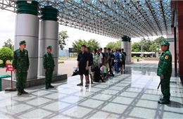 Tiếp nhận 12 công dân Việt Nam do cơ quan chức năng Campuchia trao trả