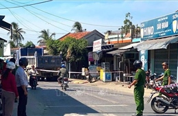 Xe tải va chạm xe máy cùng chiều khiến 2 mẹ con thương vong