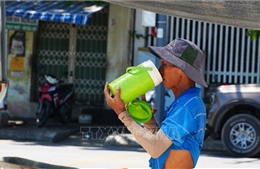 Người lao động miền Trung gồng mình mưu sinh dưới nắng nóng đặc biệt gay gắt