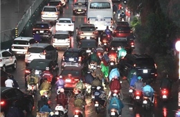 Hà Nội mưa lớn giờ tan tầm, một số tuyến đường ngập cục bộ, giao thông ùn ứ