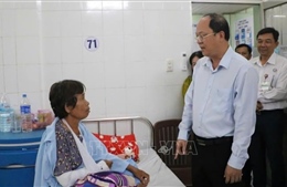 Cấp phát hỗ trợ ban đầu giúp người dân bị ảnh hưởng do dông lốc ở Cà Mau