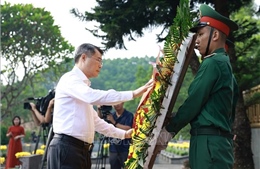 Thủ tướng dâng hương tưởng niệm các Anh hùng liệt sĩ tỉnh Lào Cai