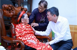 Thủ tướng thăm gia đình người có công với cách mạng tỉnh Phú Thọ