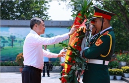 Thủ tướng Lê Minh Hưng dâng hương tưởng niệm các Anh hùng liệt sĩ tỉnh Phú Thọ