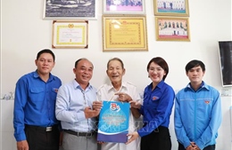 Thắp nến tri ân các anh hùng liệt sĩ tại nghĩa trang vào tối 26/7
