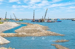 Dựng 'lá chắn' cho tàu cá Bắc sông Gianh trước mùa mưa bão