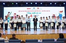 Trao học bổng 'Chắp cánh ước mơ' cho 100 học sinh vượt khó, hiếu học