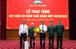 Phó Thủ tướng Phan Văn Giang trao tặng Huy hiệu 80 năm tuổi Đảng cho đảng viên lão thành 