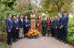 Dâng hoa tưởng niệm Chủ tịch Hồ Chí Minh tại Pháp