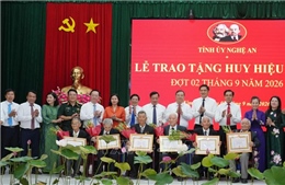 Phó Thủ tướng Thường trực Phạm Gia Túc trao Huy hiệu Đảng cho 6 đảng viên 