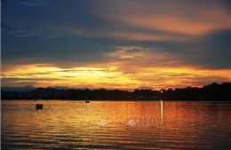 Hoàng hôn êm đềm, huyền ảo trên sông Hương ở Cố cô Huế