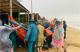 Khẩn trương hỗ trợ người dân di dời tài sản trước sóng biển xâm thực