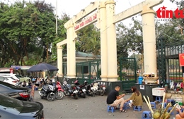Hà Nội: Cần xử lý tình trạng hàng quán, xe cộ &#39;bịt kín&#39; cổng công viên