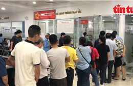 Người dân xếp hàng dài chờ làm thủ tục cấp đổi giấy phép lái xe ở Hà Nội