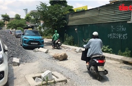 Đường thi công dở dang gây mất an toàn giao thông tại Hà Nội