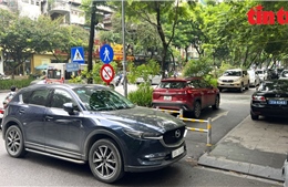 Đường dành riêng cho người đi bộ ở Hà Nội bị biến thành bãi đỗ ô tô