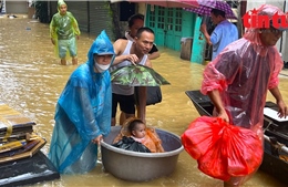 Nhiều ngõ, phố ngoài đê (Hoàn Kiếm, Hà Nội) ngập sâu, người dân đi thuyền trên phố