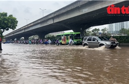 Trục đường Khuất Duy Tiến - Nguyễn Xiển (Hà Nội) nhiều đoạn ngập úng, ùn tắc &#39;không lối thoát&#39;