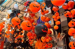 Phố Hàng Mã ngập tràn màu sắc &#39;ma mị&#39; đón Halloween 