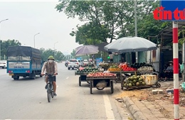 Ngang nhiên &#39;họp chợ&#39; dưới lòng đường Đại lộ Thăng Long, gây mất an toàn giao thông