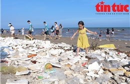 Nghỉ lễ 30/4 - 1/5, bãi biển du lịch Quất Lâm "oằn mình" trong rác thải