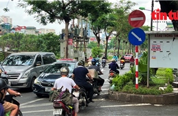 Lũ lượt đi ngược chiều bất chấp nguy hiểm trên đường Nguyễn Ngọc Vũ