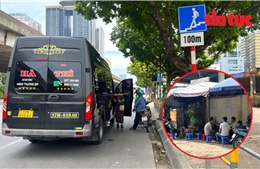 Nhức nhối tình trạng lấn chiếm vỉa hè, xe khách chạy &#39;rùa bò&#39; quanh bến xe Mỹ Đình