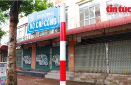 Nghịch lý tầng 1 nhà tái định cư bỏ không, người dân căng ô dù buôn bán bên ngoài