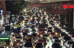 Gần đêm, nhiều người Hà Nội vẫn &#39;chôn chân&#39; tại chỗ vì ngập úng và tắc đường