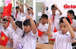 Bố mẹ xúc động ngắm con mình thể hiện tình yêu nước bằng ánh mắt, động tác tay