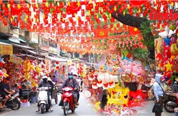 Sắc màu Trung thu rực rỡ tràn ngập phố Hàng Mã