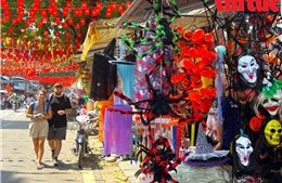 Choáng ngợp phố Hàng Mã ngập tràn sắc màu ‘ma mị’ đón Halloween