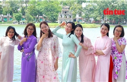 Hồ Gươm bừng sắc áo dài trong ngày trọng đại của &#39;nửa kia quan trọng&#39;