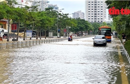 Trưa 1/10, đường Võ Chí Công vẫn ngập sâu khiến giao thông đảo lộn