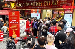 Giá vàng hồi phục, người dân xếp hàng mua xuyên trưa