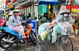 Người lao động Hà Nội nhọc nhằn mưu sinh trong mưa rét