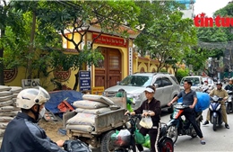 Tràn lan vi phạm trật tự đô thị trước cổng Di tích quốc gia chùa Xã Đàn