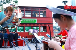 Tour trải nghiệm 'Hà Nội - Chạm miền ký ức': Nhìn, nghe, chạm, nếm và cảm nhận hương vị của di sản