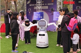 Trẻ em hào hứng trải nghiệm công nghệ tại Công viên Thống Nhất