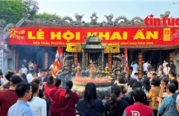 Người dân nô nức chiêm bái Đền Trần Nam Định dịp đầu năm